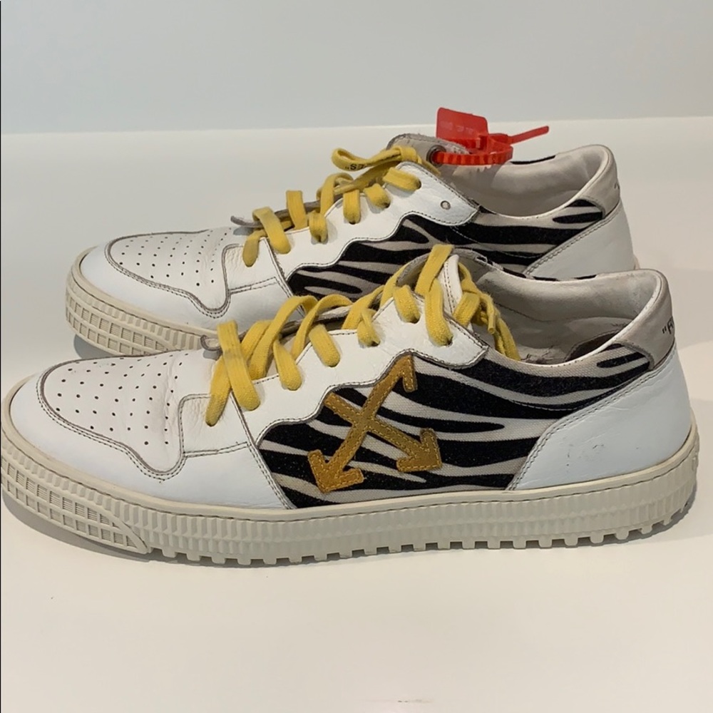 Off white sneaker